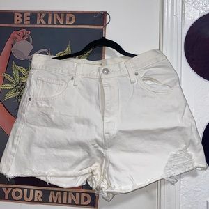 white levi’s shorts